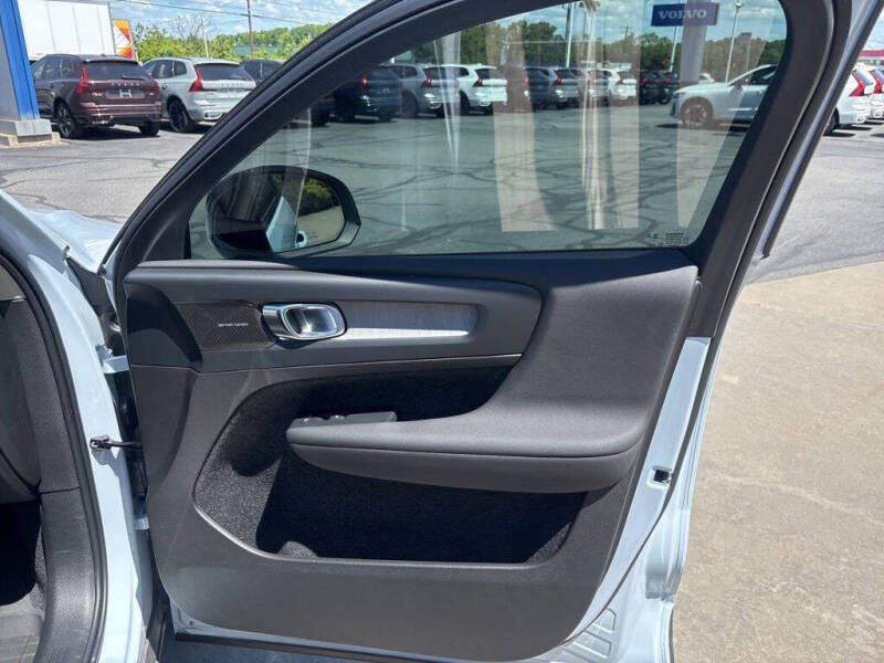 2024 Volvo XC40 B5 Plus Dark Theme