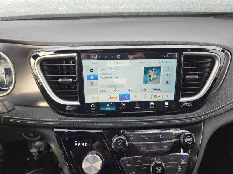 2026 Chrysler Pacifica Select