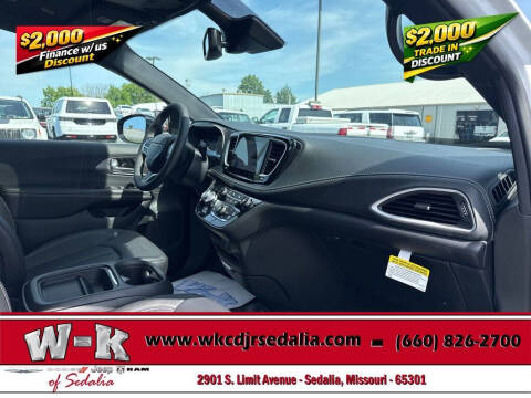 2027 Chrysler Pacifica Select