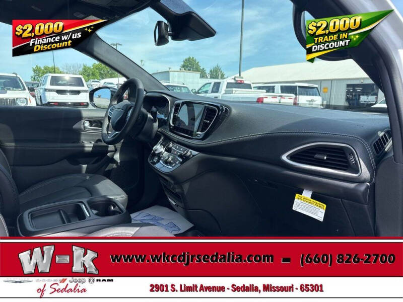 2027 Chrysler Pacifica Select