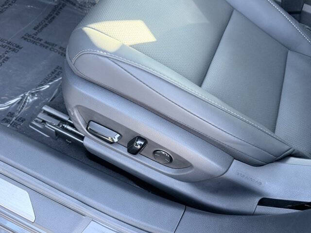 2025 Lexus ES 300h F SPORT Design