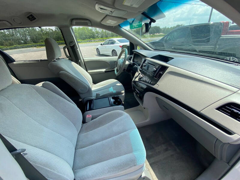 2014 Toyota Sienna null photo 28