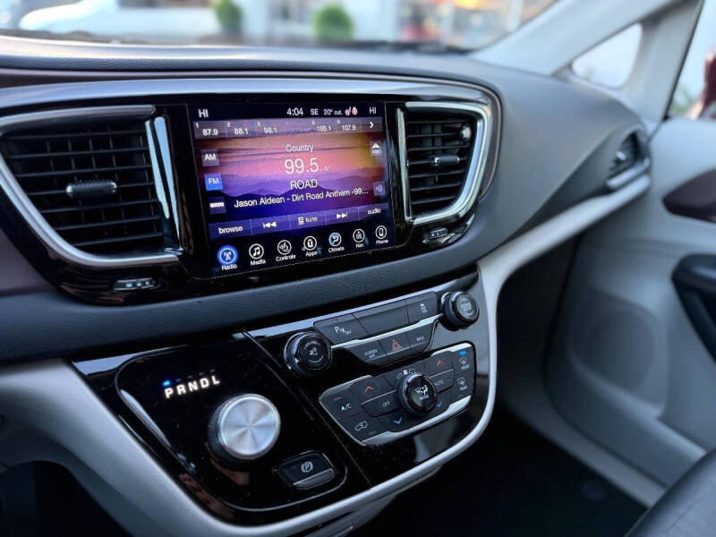 2017 Chrysler Pacifica Touring-L Plus