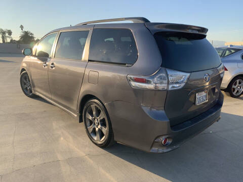 2016 Toyota Sienna SE 8-Passenger