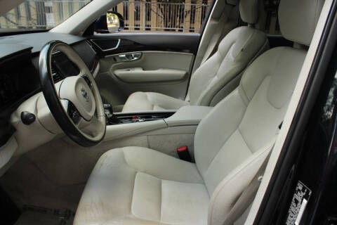 2016 Volvo XC90 T6 Momentum