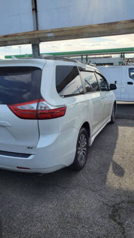 2018 Toyota Sienna XLE 7-Passenger Auto Access Seat