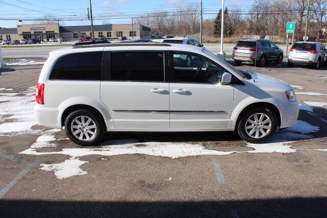 2014 Chrysler Town & Country Touring photo 8