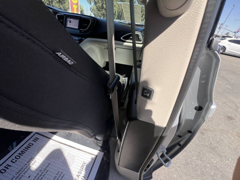 2023 Chrysler Voyager LX