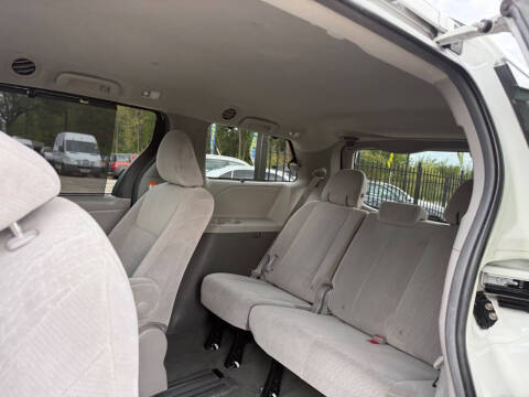 2017 Toyota Sienna LE 8-Passenger
