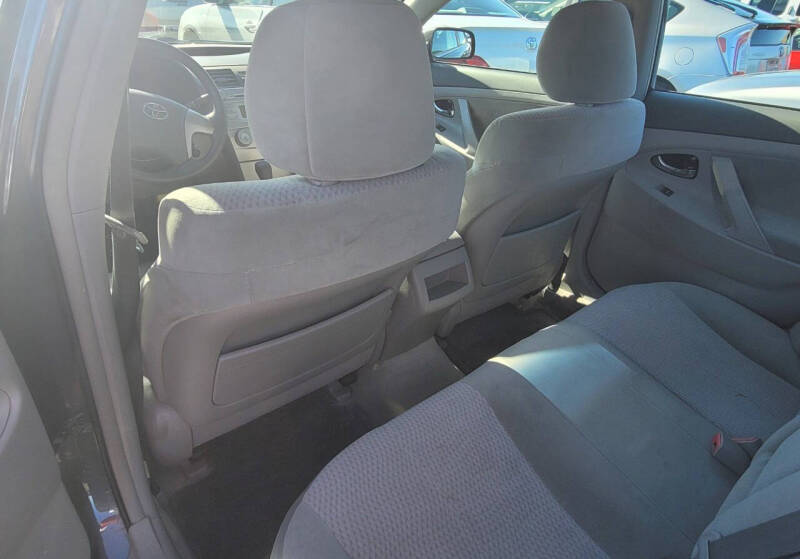 2010 Toyota Camry LE photo 11