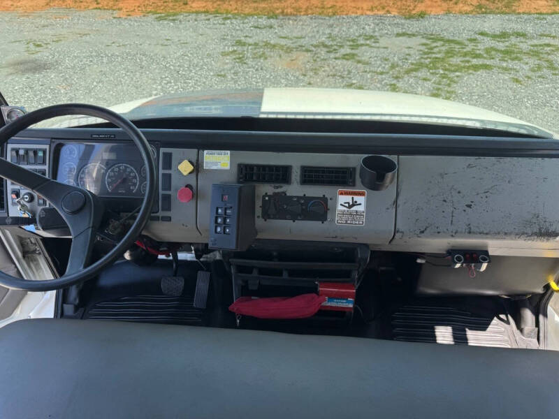 2003 Freightliner FL70