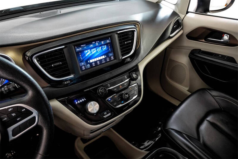 2020 Chrysler Voyager LXi