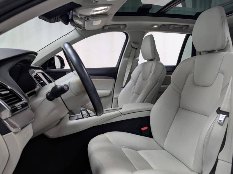 2025 Volvo XC60 B5 Plus Dark Theme