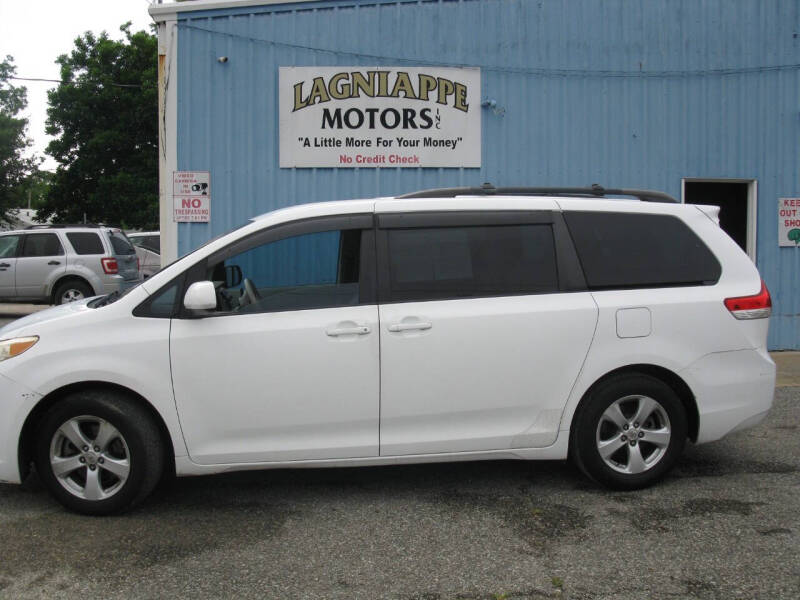 2011 Toyota Sienna LE 7-Passenger Auto Access Seat