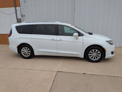 2018 Chrysler Pacifica for sale at Parkway Motors in Osage Beach MO