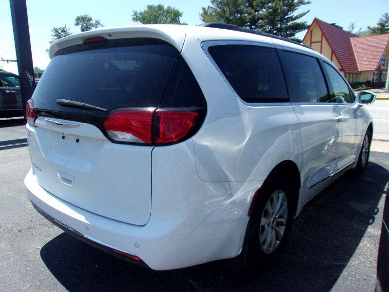 2017 Chrysler Pacifica Touring-L