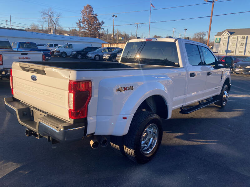 2022 Ford F-350 Super Duty XLT photo 3