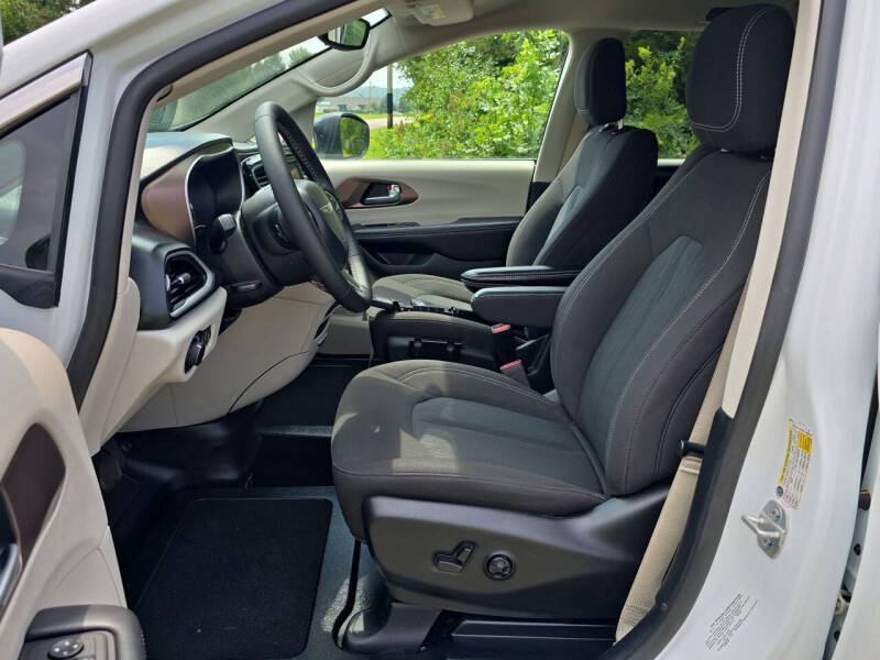 2024 Chrysler Voyager LX