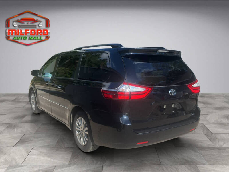 2017 Toyota Sienna XLE Premium 8-Passenger