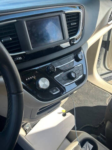 2022 Chrysler Voyager LX