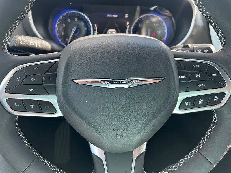 2025 Chrysler Voyager LX