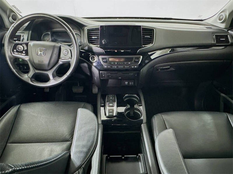 2019 Honda Pilot Touring w/Rear Captain's Chairs