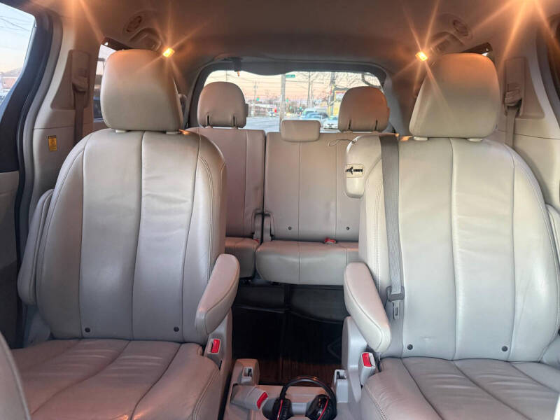 2013 Toyota Sienna XLE 8-Passenger