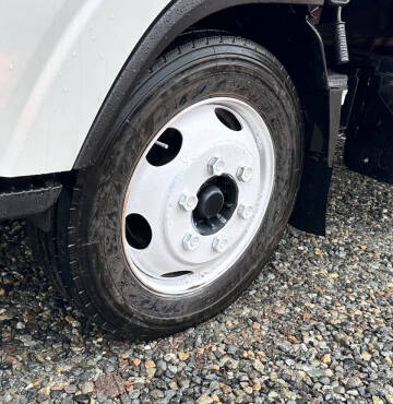 2015 Isuzu NRR  23' Flatbed + Lift Gate