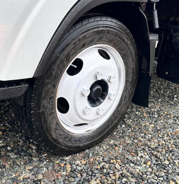 2015 Isuzu NRR  23' Flatbed + Lift Gate