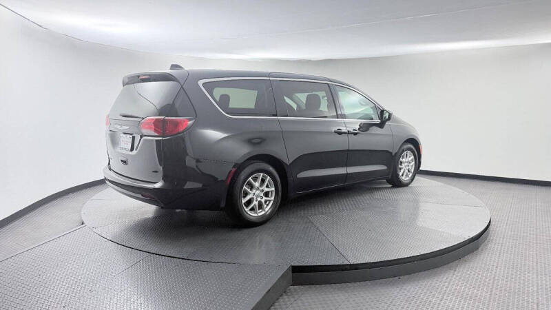 2022 Chrysler Voyager LX