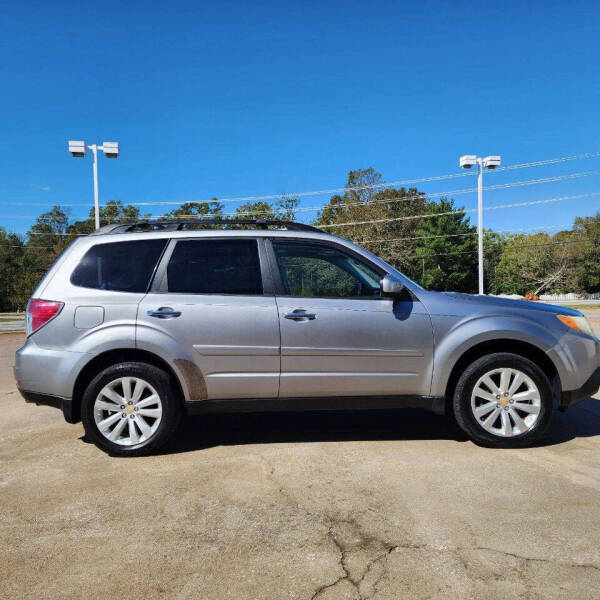 2011 Subaru Forester X Limited photo 2