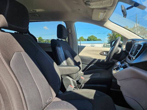 2022 Chrysler Voyager LX