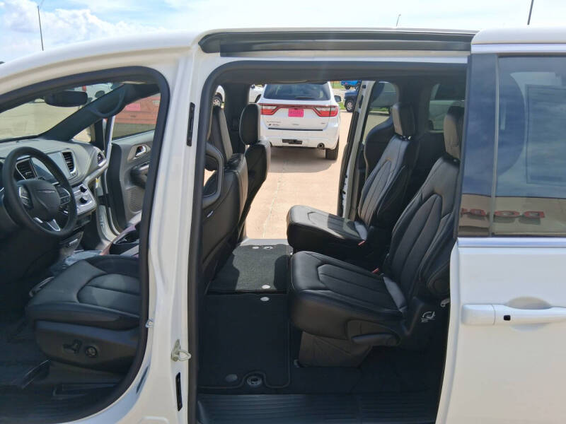 2027 Chrysler Pacifica Select