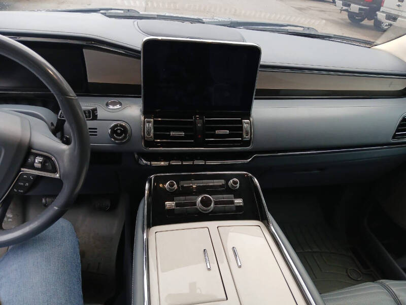 2019 Lincoln Navigator Black Label's photo