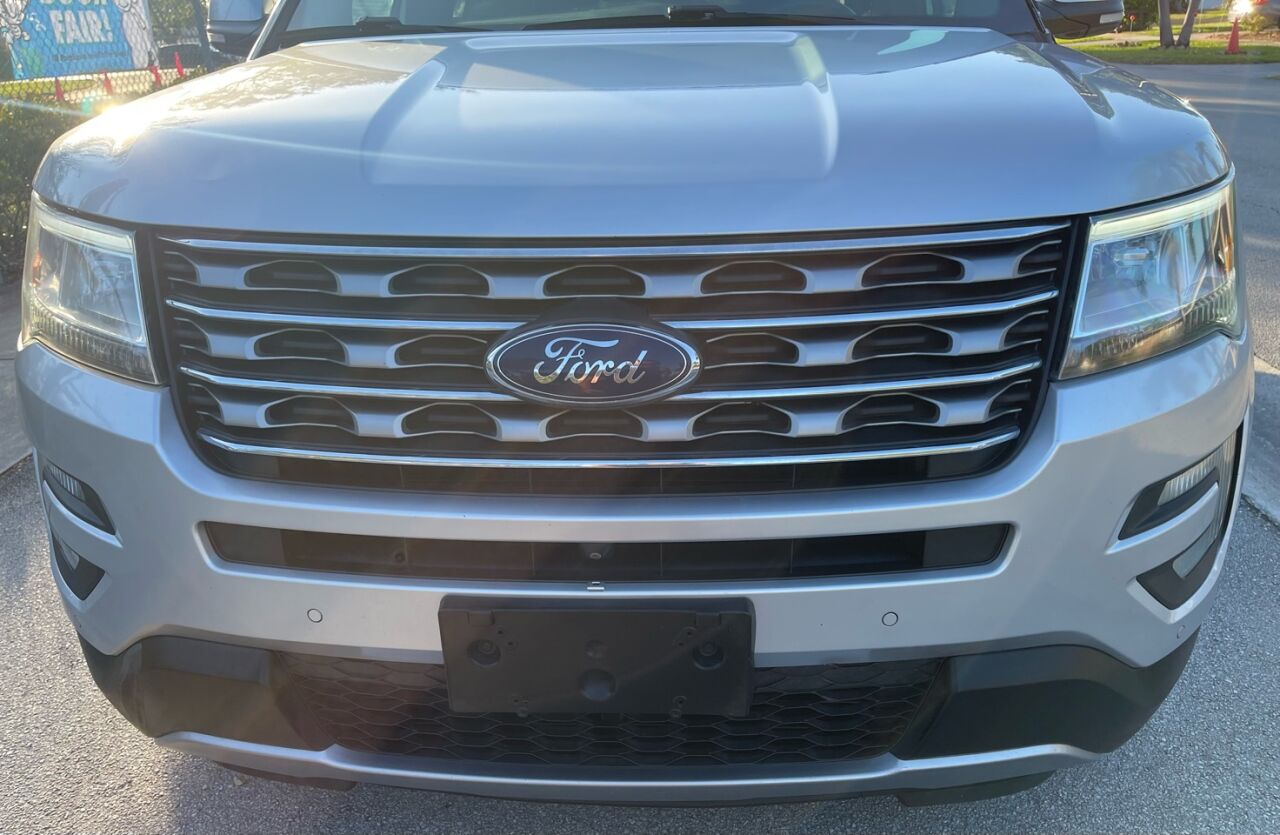 2017 Ford Explorer  - $14,555