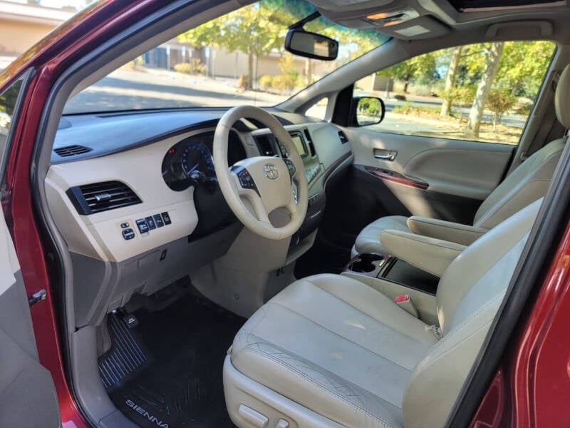 2013 Toyota Sienna XLE photo 15