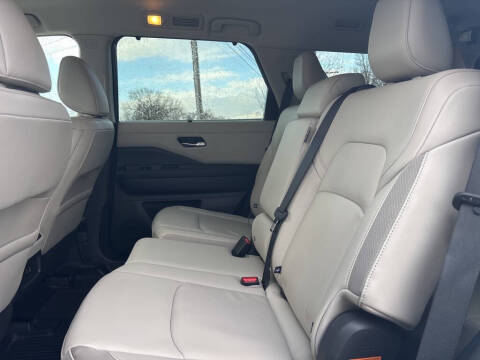 2023 Nissan Pathfinder SL