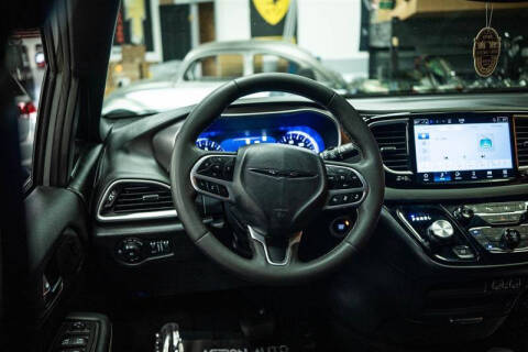 2025 Chrysler Pacifica Select