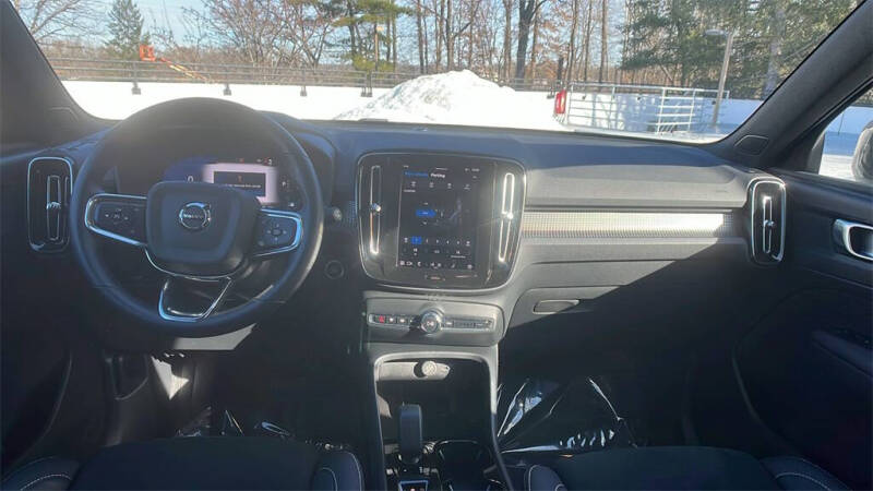 2025 Volvo XC40 B5 Plus Dark Theme