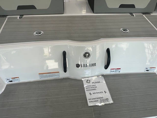 2025 Yamaha AR220