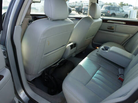 2006 Lincoln Town Car Signature