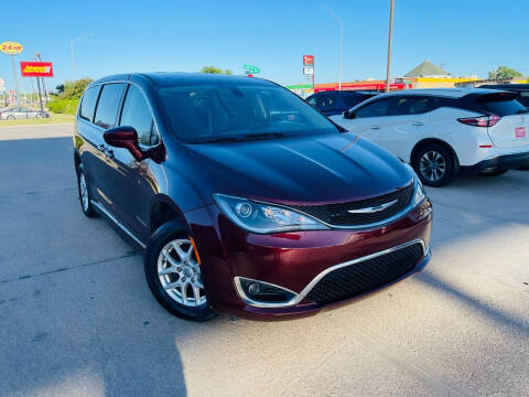 2020 Chrysler Pacifica for sale at GREENWOOD AUTO LLC in Lincoln NE