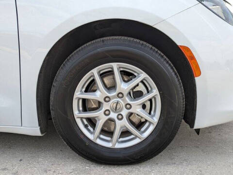 2025 Chrysler Voyager LX