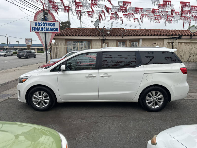 2016 Kia Sedona LX photo 2