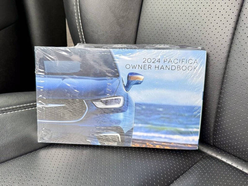 2024 Chrysler Pacifica Plug-In Hybrid Select