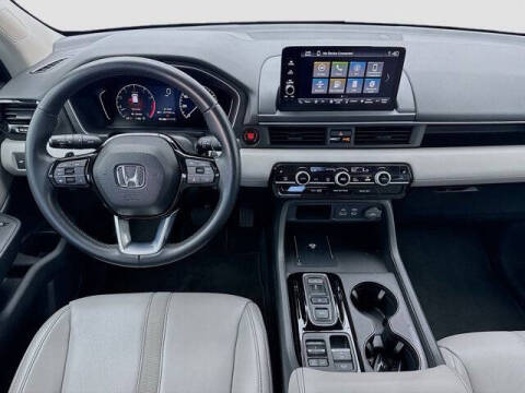 2023 Honda Pilot EX-L w/Rear Captain's Chairs