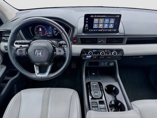 2023 Honda Pilot EX-L w/Rear Captain's Chairs