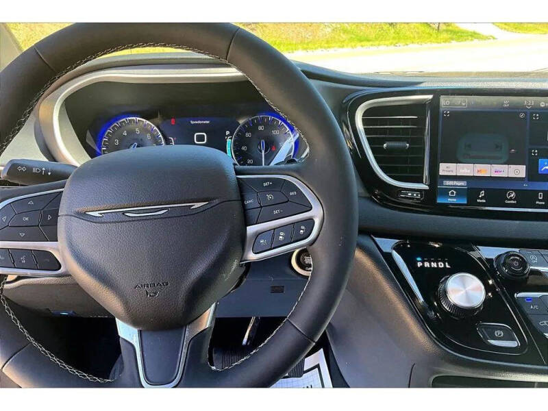 2027 Chrysler Pacifica Select
