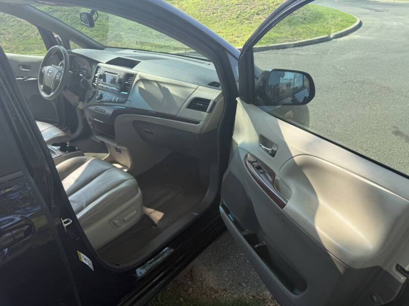 2014 Toyota Sienna XLE 8-Passenger