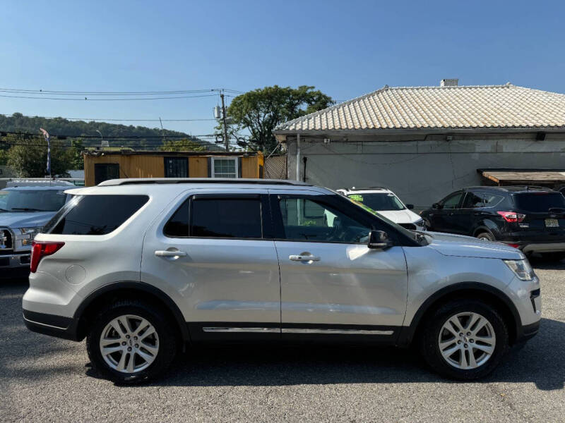 2018 Ford Explorer XLT photo 6